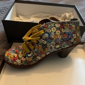 Art Shoes with Button Pattern